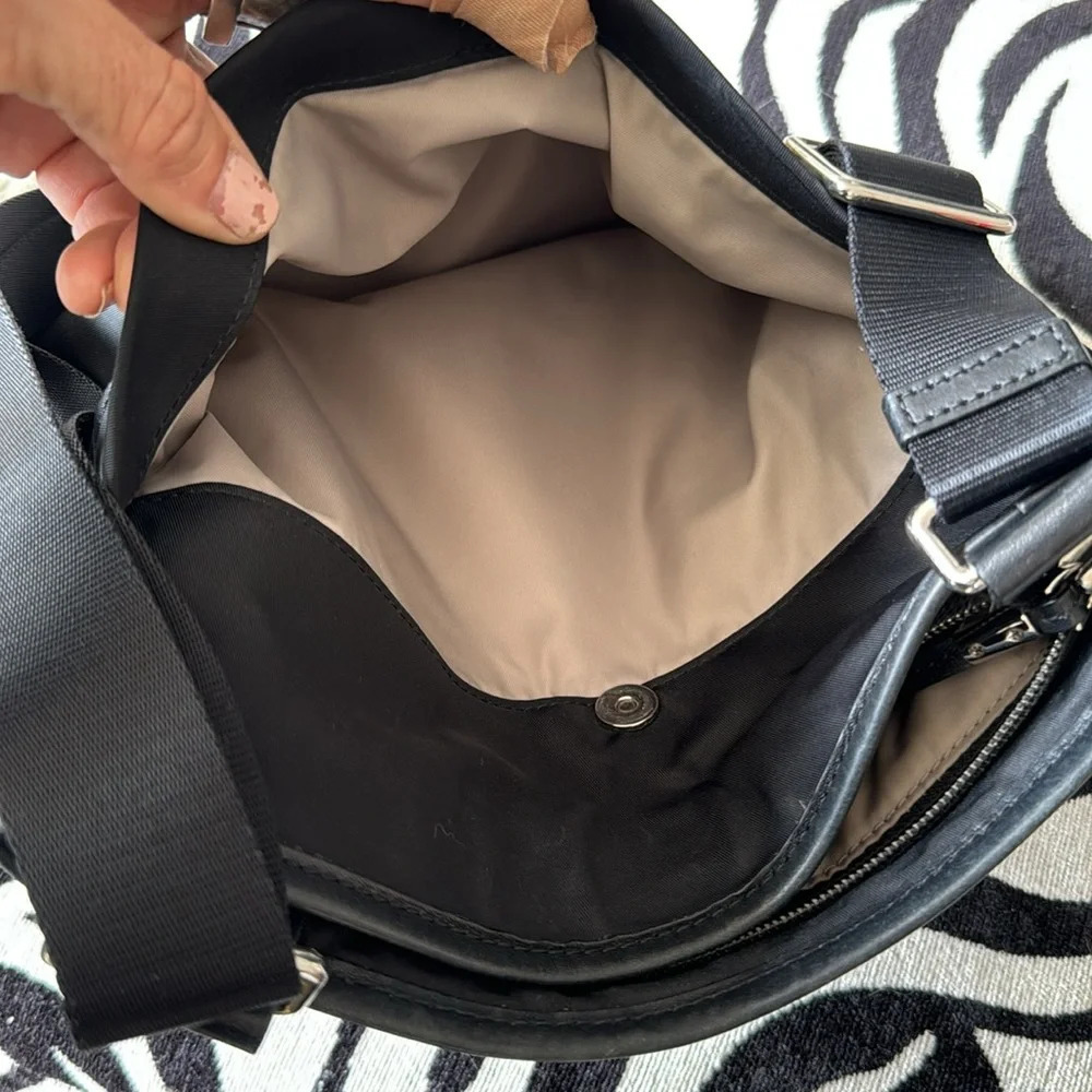 Tumi nylon crossbody bag in black I think it’s the voyager - Picture 9 of 16